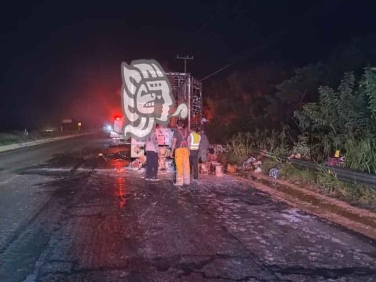 Se incendia camión que trasladaba pinturas y mochilas, en Emiliano Zapata