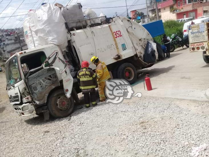 ¡De reversa! Camión de limpia pública impacta a gasero en Xalapa