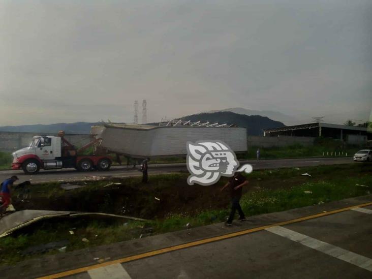 Tráiler con embutidos se parte en la Córdoba-Veracruz; rapiñeros hacen su agosto