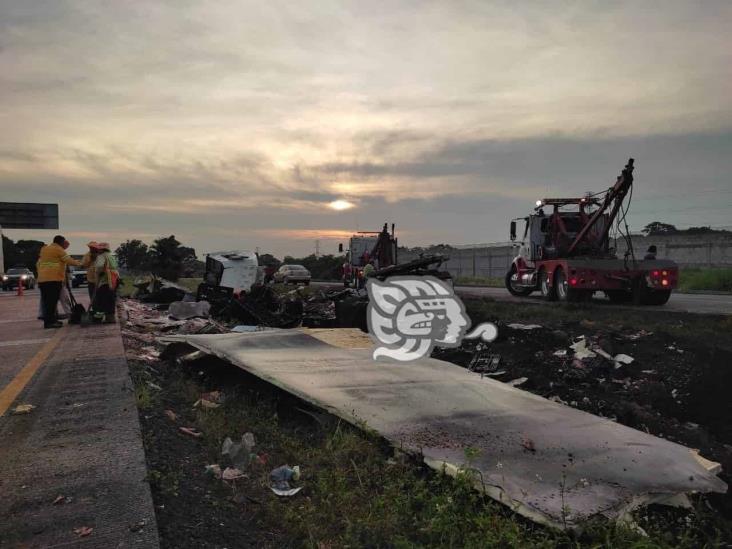 Tráiler con embutidos se parte en la Córdoba-Veracruz; rapiñeros hacen su agosto