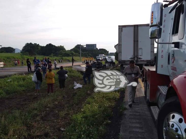 Tráiler con embutidos se parte en la Córdoba-Veracruz; rapiñeros hacen su agosto