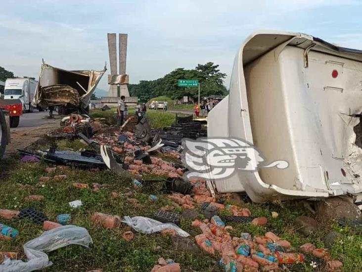 Tráiler con embutidos se parte en la Córdoba-Veracruz; rapiñeros hacen su agosto