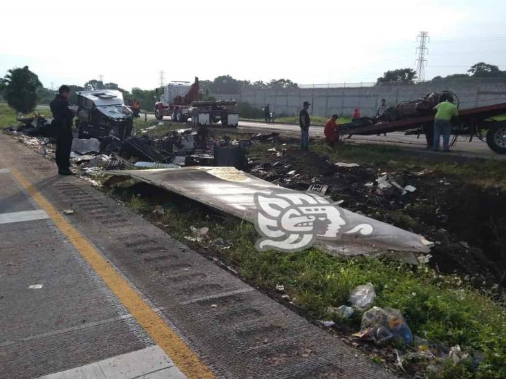 Tráiler con embutidos se parte en la Córdoba-Veracruz; rapiñeros hacen su agosto