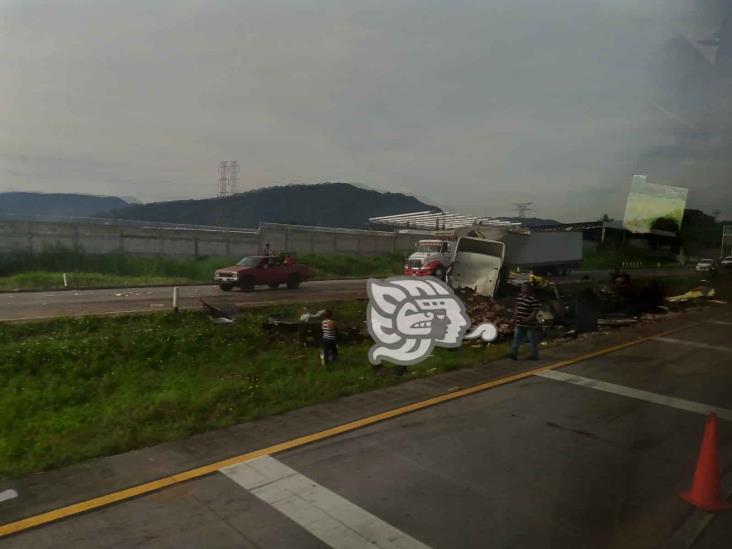 Tráiler con embutidos se parte en la Córdoba-Veracruz; rapiñeros hacen su agosto