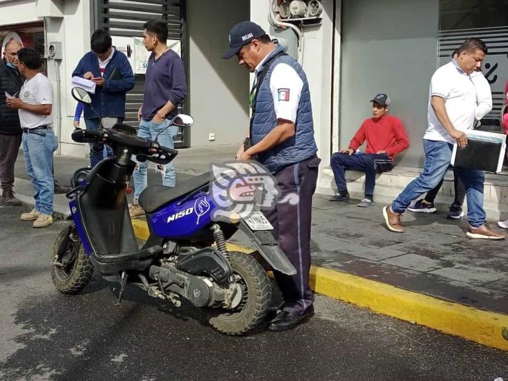 Accidente entre camioneta y motoneta en Orizaba deja un hombre lesionado