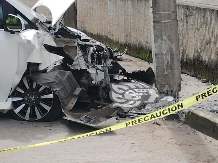 Pierde el control e impacta su camioneta contra un poste; pasó en Fortín