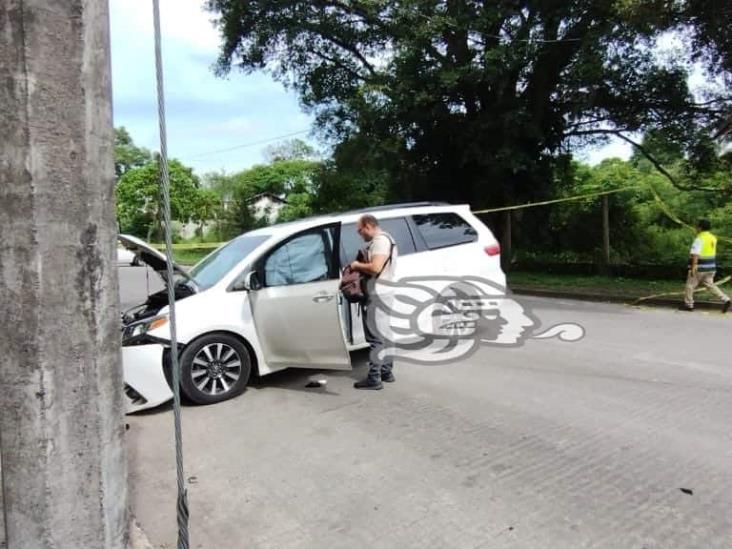 Pierde el control e impacta su camioneta contra un poste; pasó en Fortín