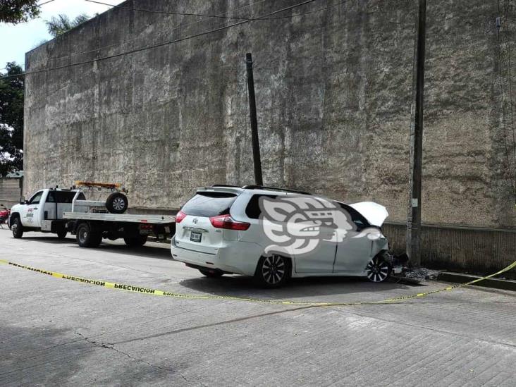 Pierde el control e impacta su camioneta contra un poste; pasó en Fortín