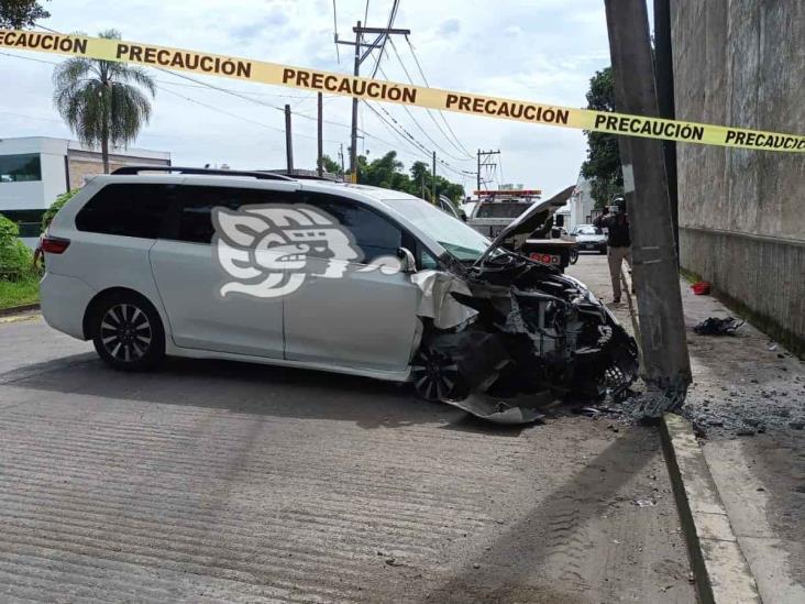 Pierde el control e impacta su camioneta contra un poste; pasó en Fortín