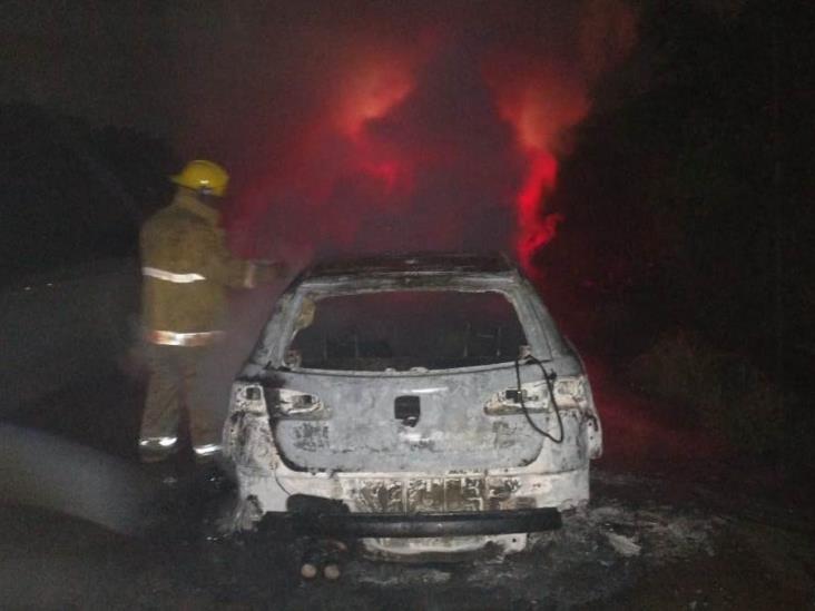 Ardió en llamas un vehículo en autopista Cosoleacaque-Acayucan