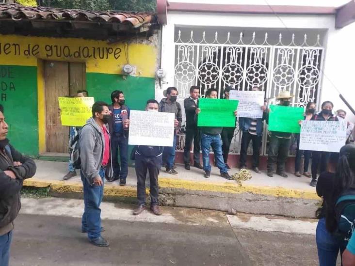 Por falta de maestros, toman instalaciones de la SEV en Zongolica