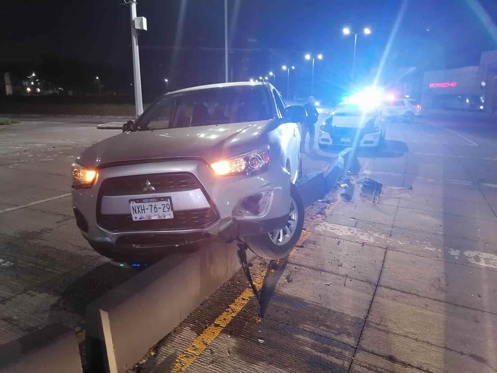 Camioneta se sube a muro de contención en bulevar de Boca del Río