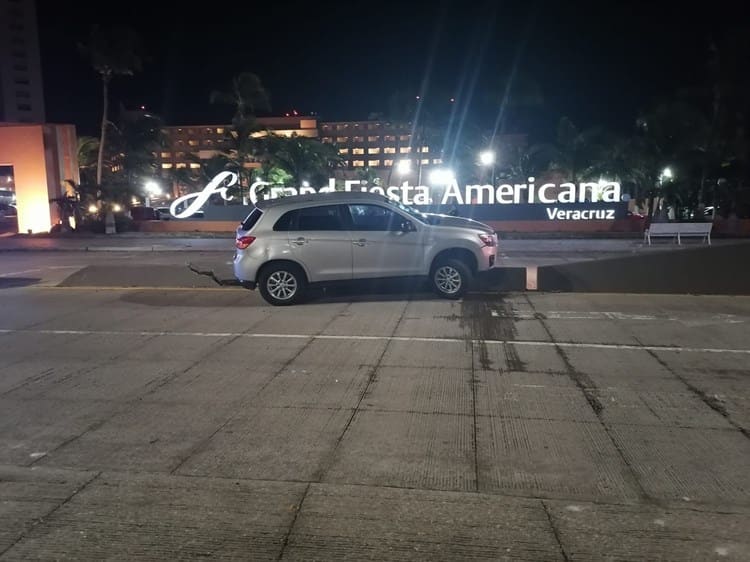 Camioneta se sube a muro de contención en bulevar de Boca del Río