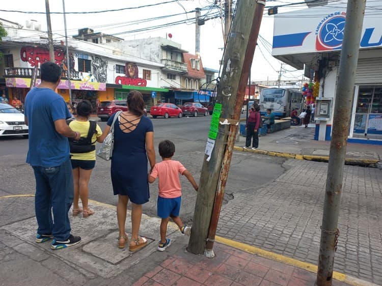 Preocupa poste de Telmex a punto de caer en el centro de Veracruz