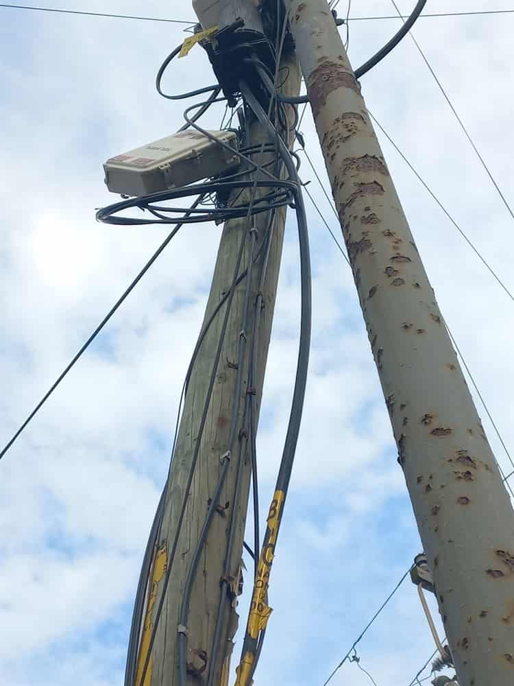 Preocupa poste de Telmex a punto de caer en el centro de Veracruz