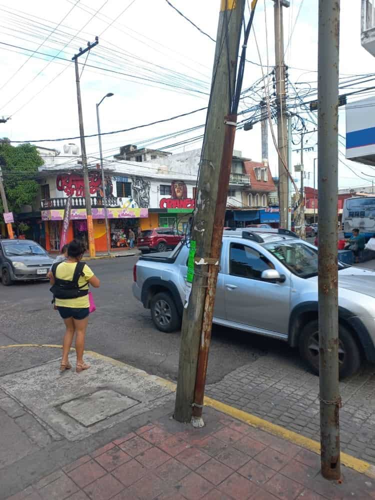 Preocupa poste de Telmex a punto de caer en el centro de Veracruz