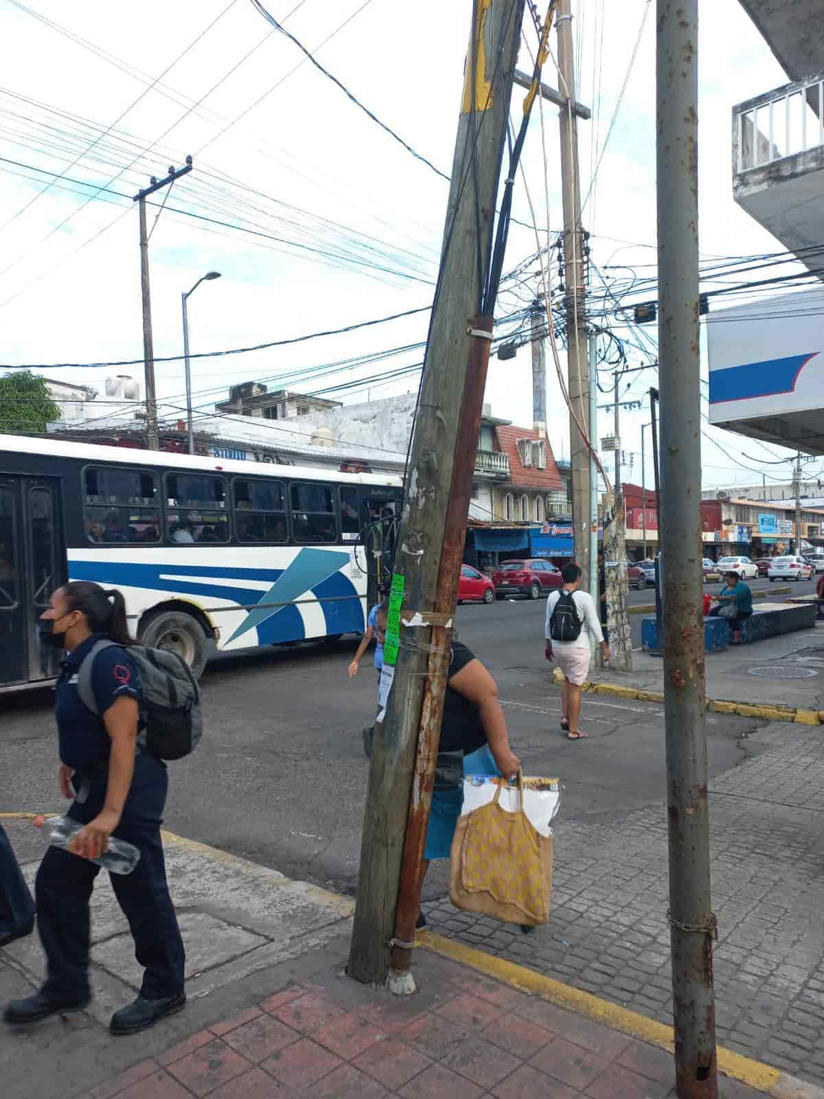 Preocupa poste de Telmex a punto de caer en el centro de Veracruz