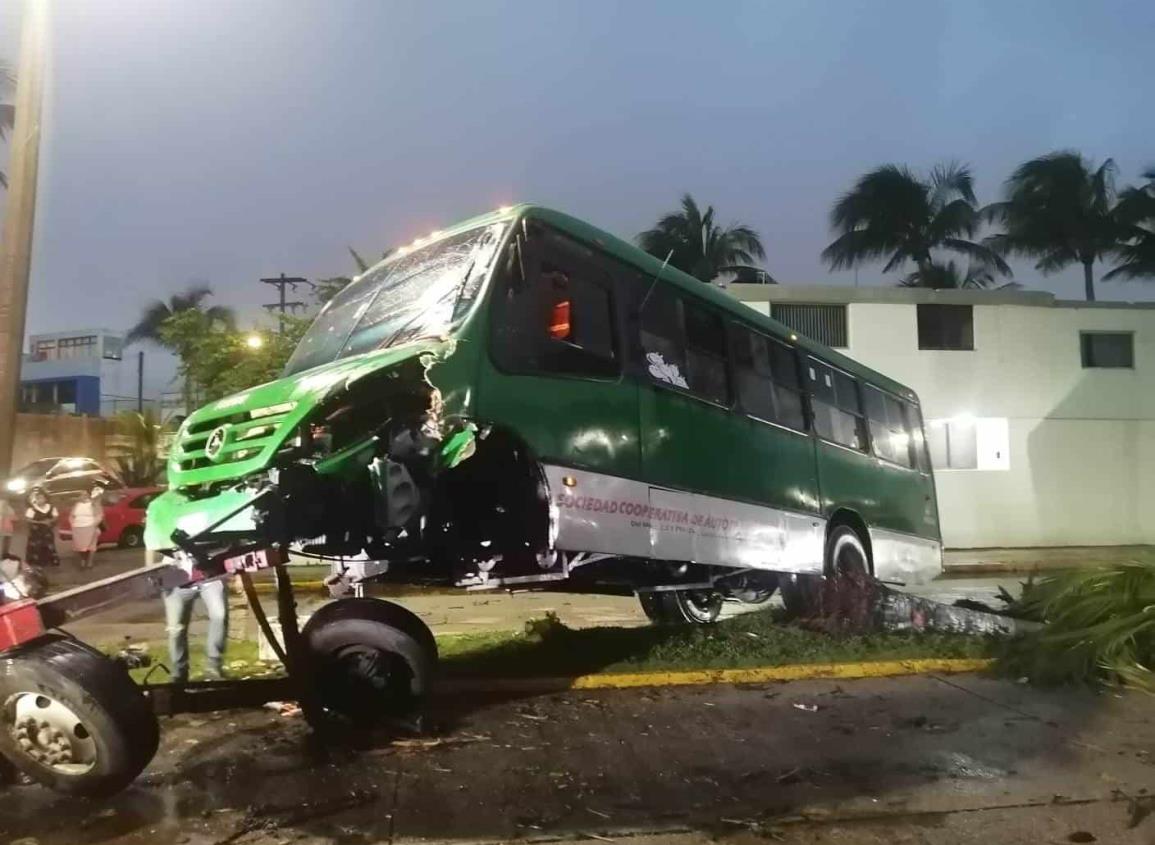 Camión terminó volcado sobre el viejo Malecón en Coatzacoalcos