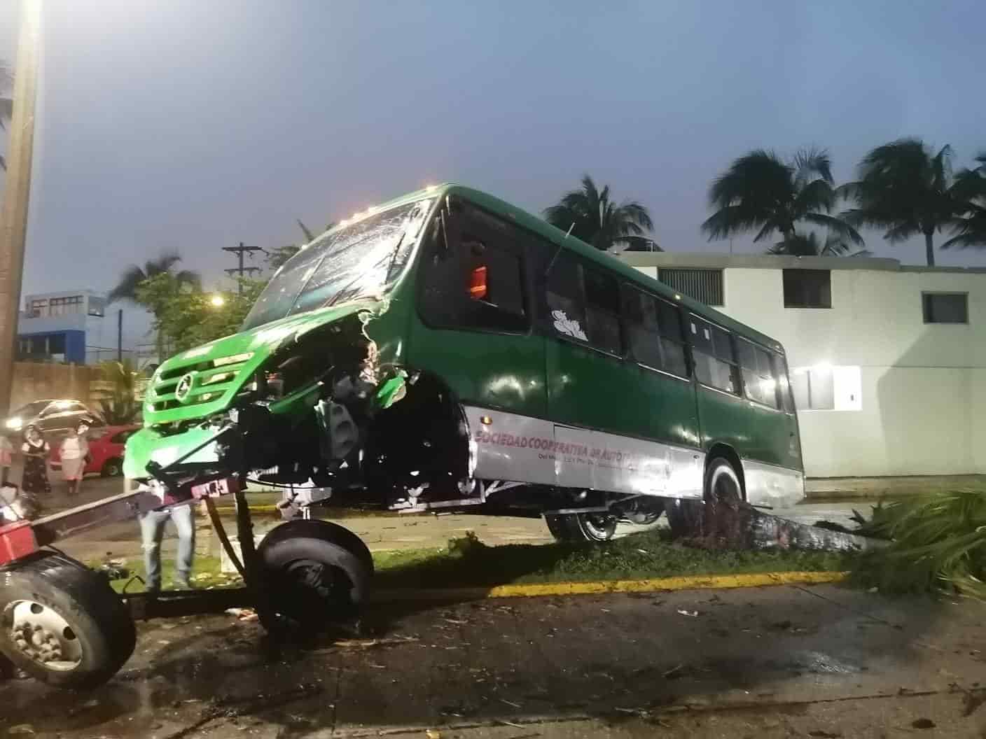 Camión terminó volcado sobre el viejo Malecón en Coatzacoalcos