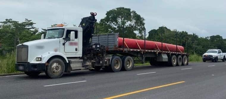 Detienen a trailero en la Coatza-Villa; llevaba tubos robados a Pemex