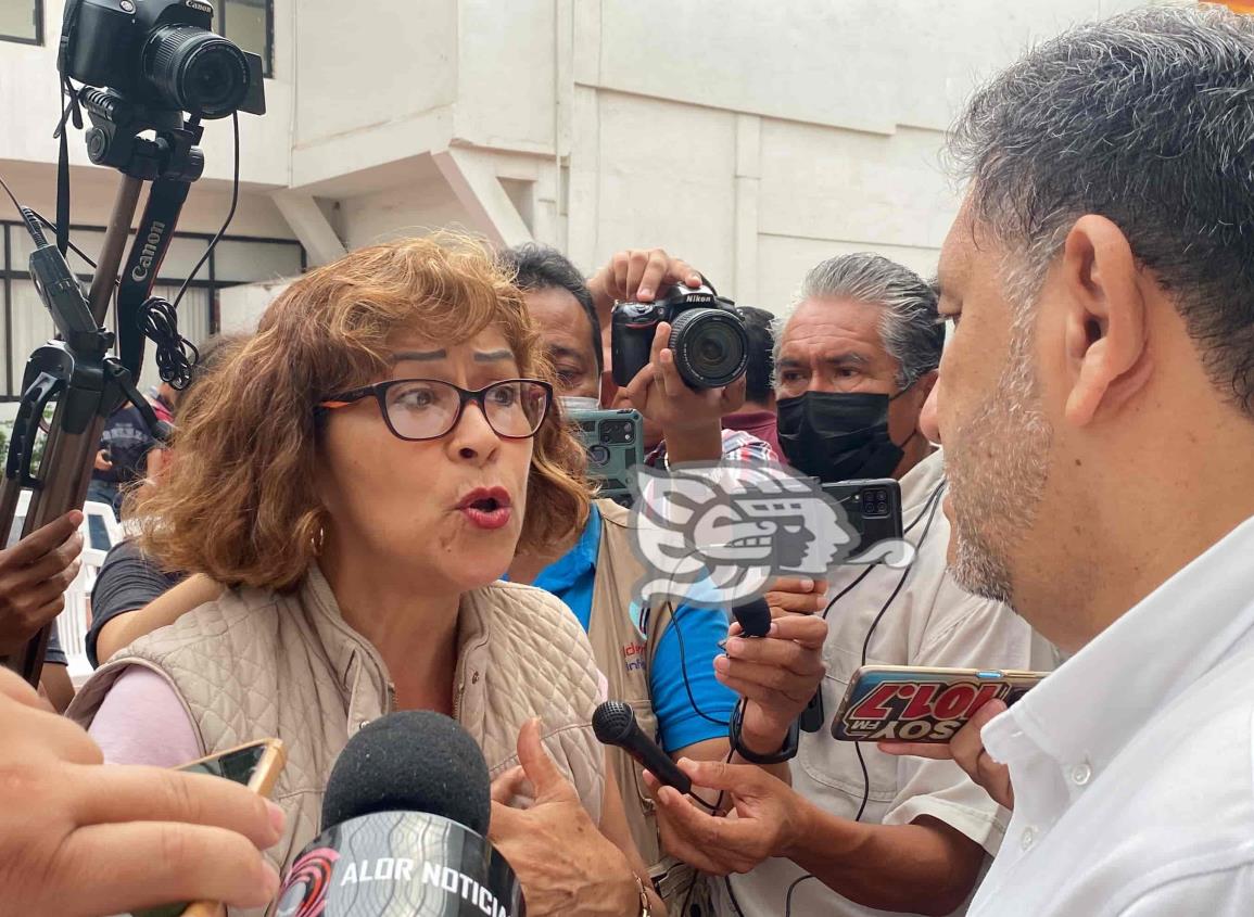 Alcalde ofrece solución a reclamos por calles llenas de baches y basura (+Video)