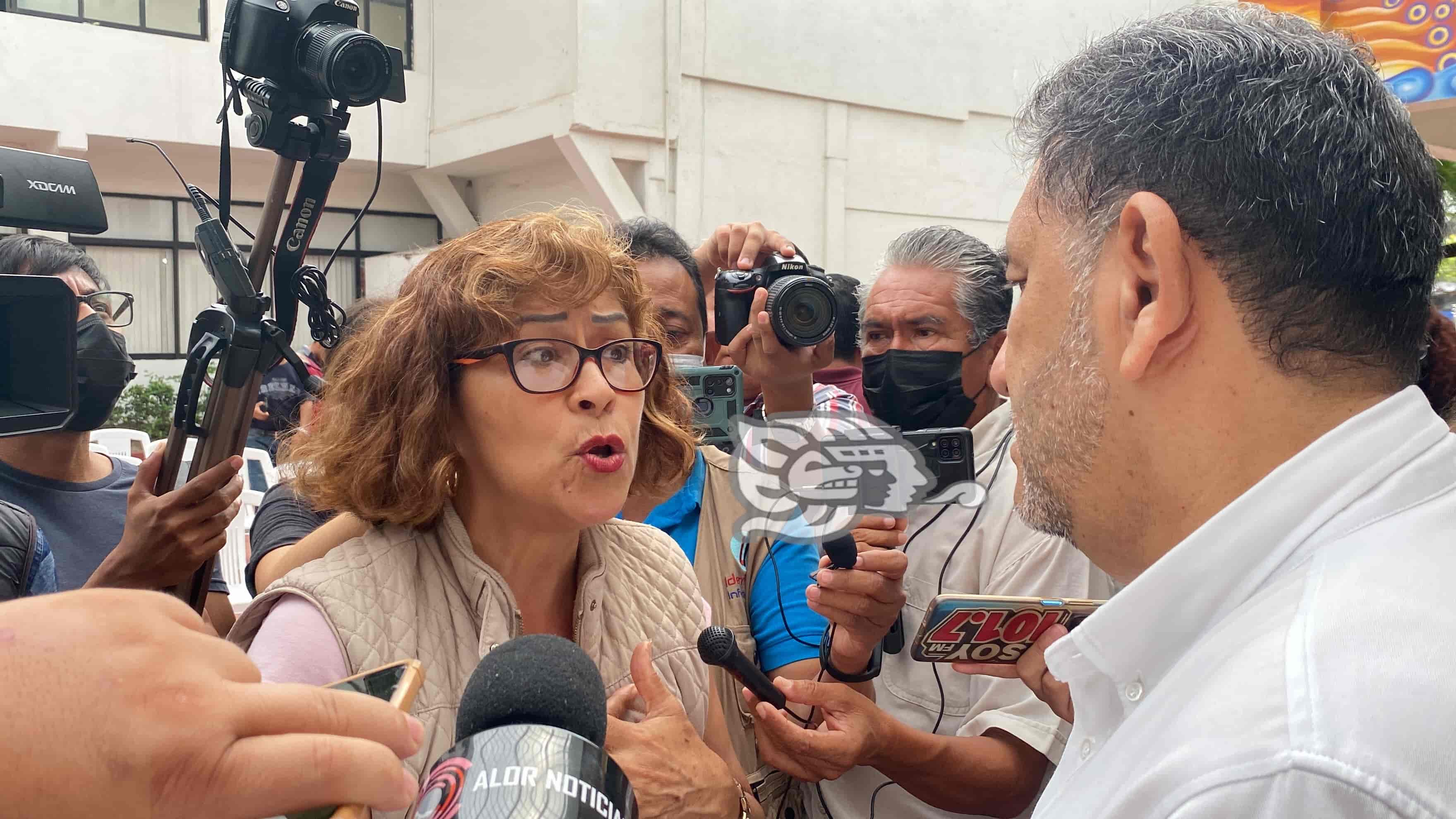 Alcalde ofrece solución a reclamos por calles llenas de baches y basura (+Video)