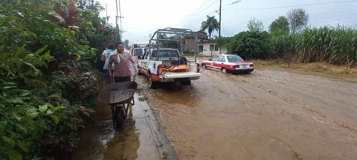 Fuerte tromba deja afectaciones en Atzacan y Mariano Escobedo