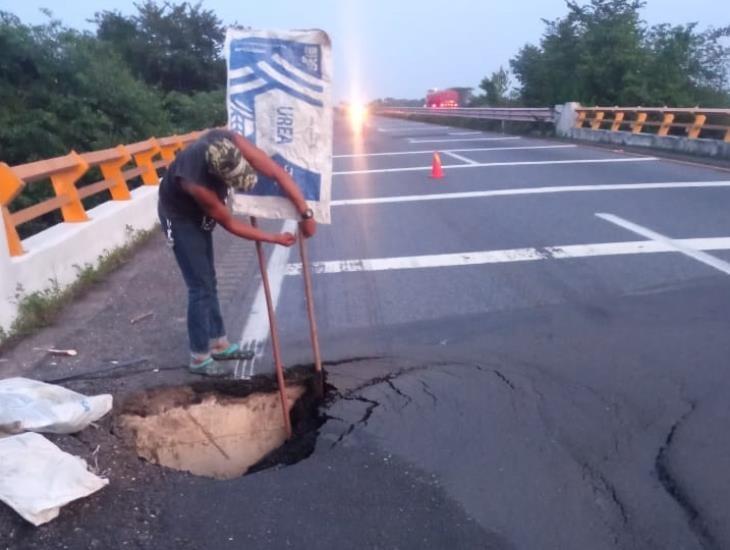 Se forma socavón en Chacaltianguis; temen que vehículos salgan proyectados