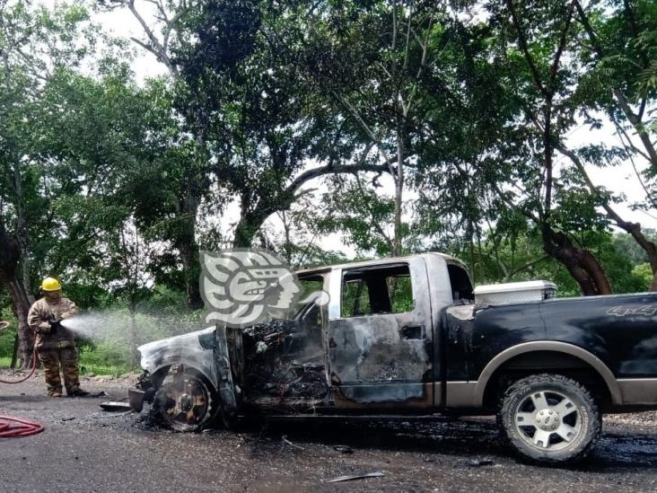 Se incendia camioneta en carretera de Misantla