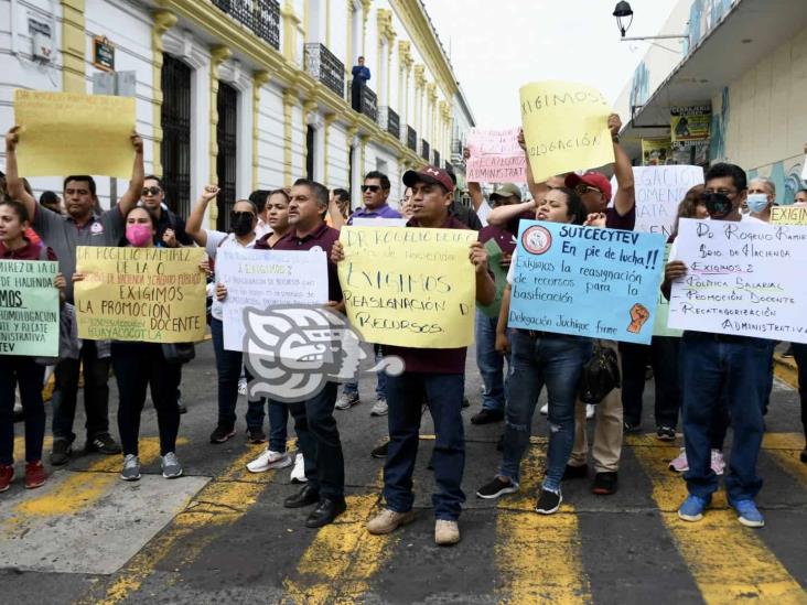 Cecytes en Xalapa se une a movilización nacional; protestan frente al SAT (+Video)