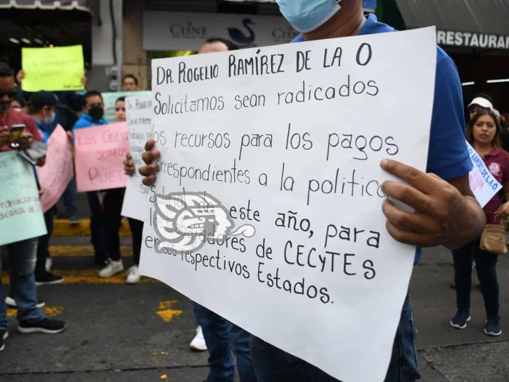 Cecytes en Xalapa se une a movilización nacional; protestan frente al SAT (+Video)