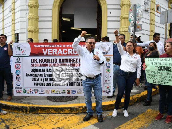 Cecytes en Xalapa se une a movilización nacional; protestan frente al SAT (+Video)