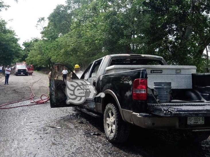 Se incendia camioneta en carretera de Misantla