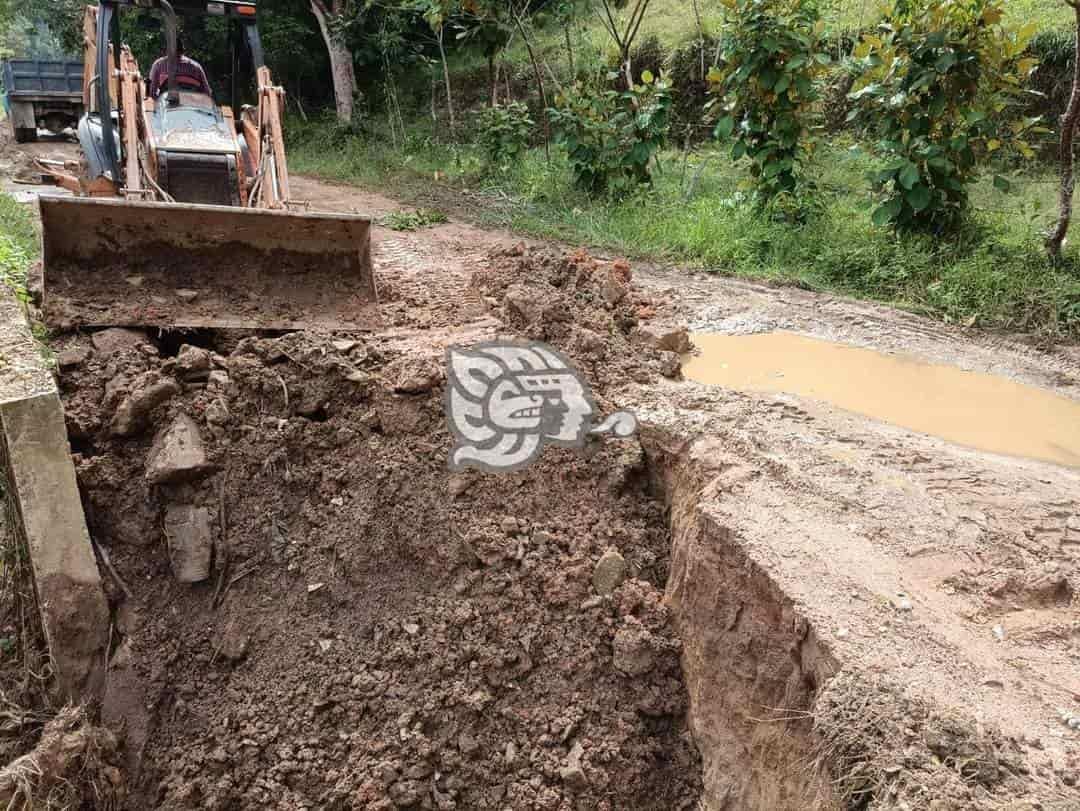 Atienden daños en camino por intensas lluvias