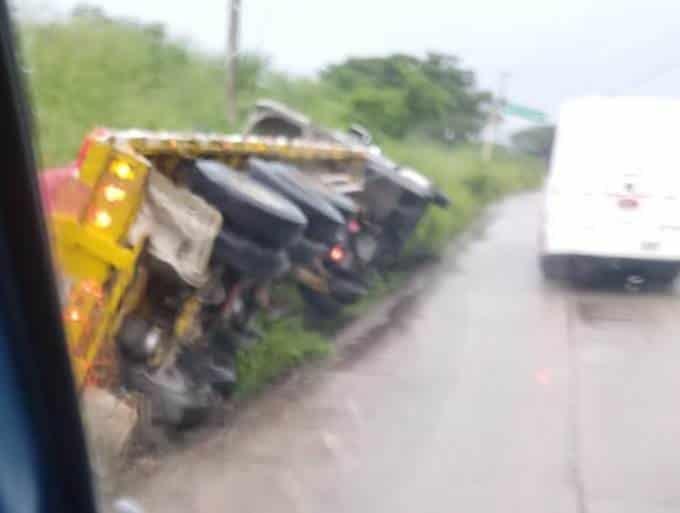 Un tráiler con plataforma volcó debajo del puente a desnivel de Pajaritos