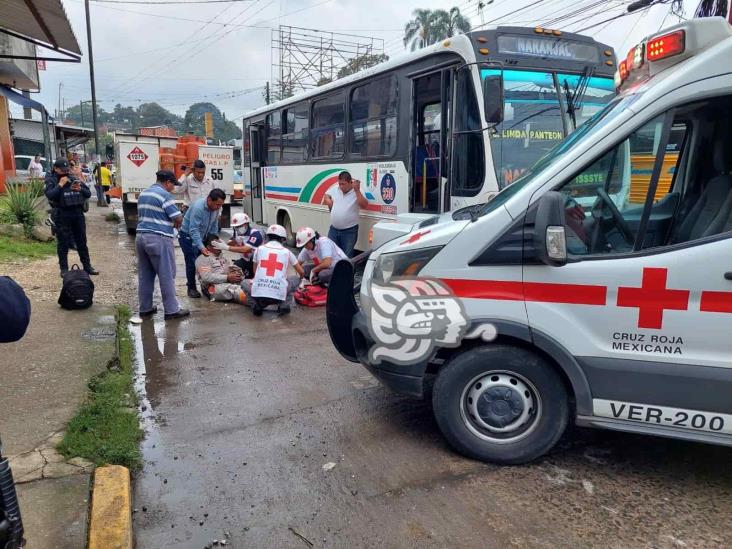 En Córdoba, autobús arrolló a gasero que quiso ganarle el paso