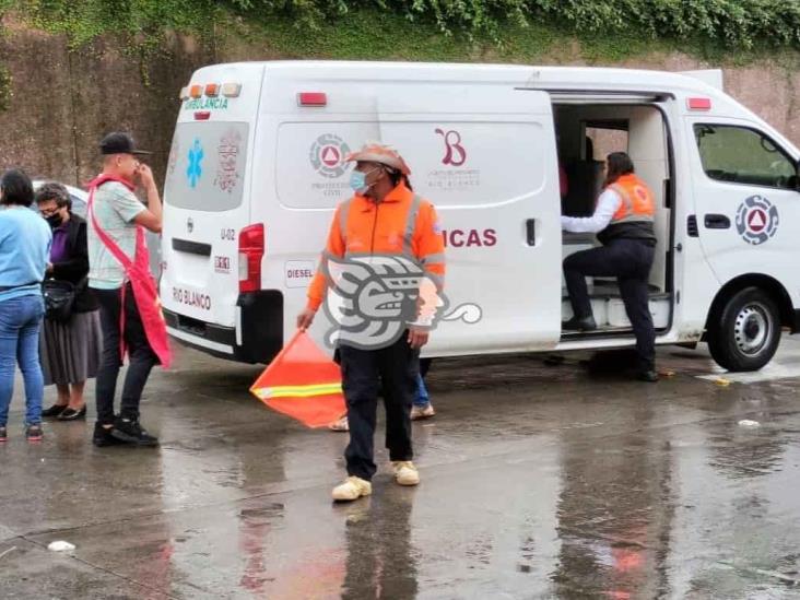 Encontronazo entre camioneta y motociclista en Río Blanco; hay un lesionado