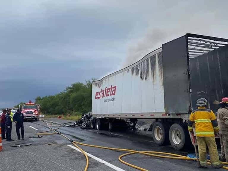 Cierran circulación en la Nuevo León-Reynosa por tráiler incendiado