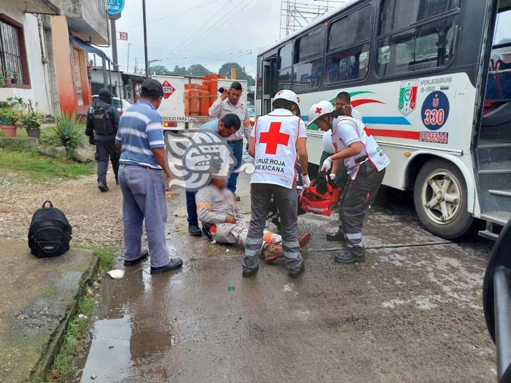 En Córdoba, autobús arrolló a gasero que quiso ganarle el paso