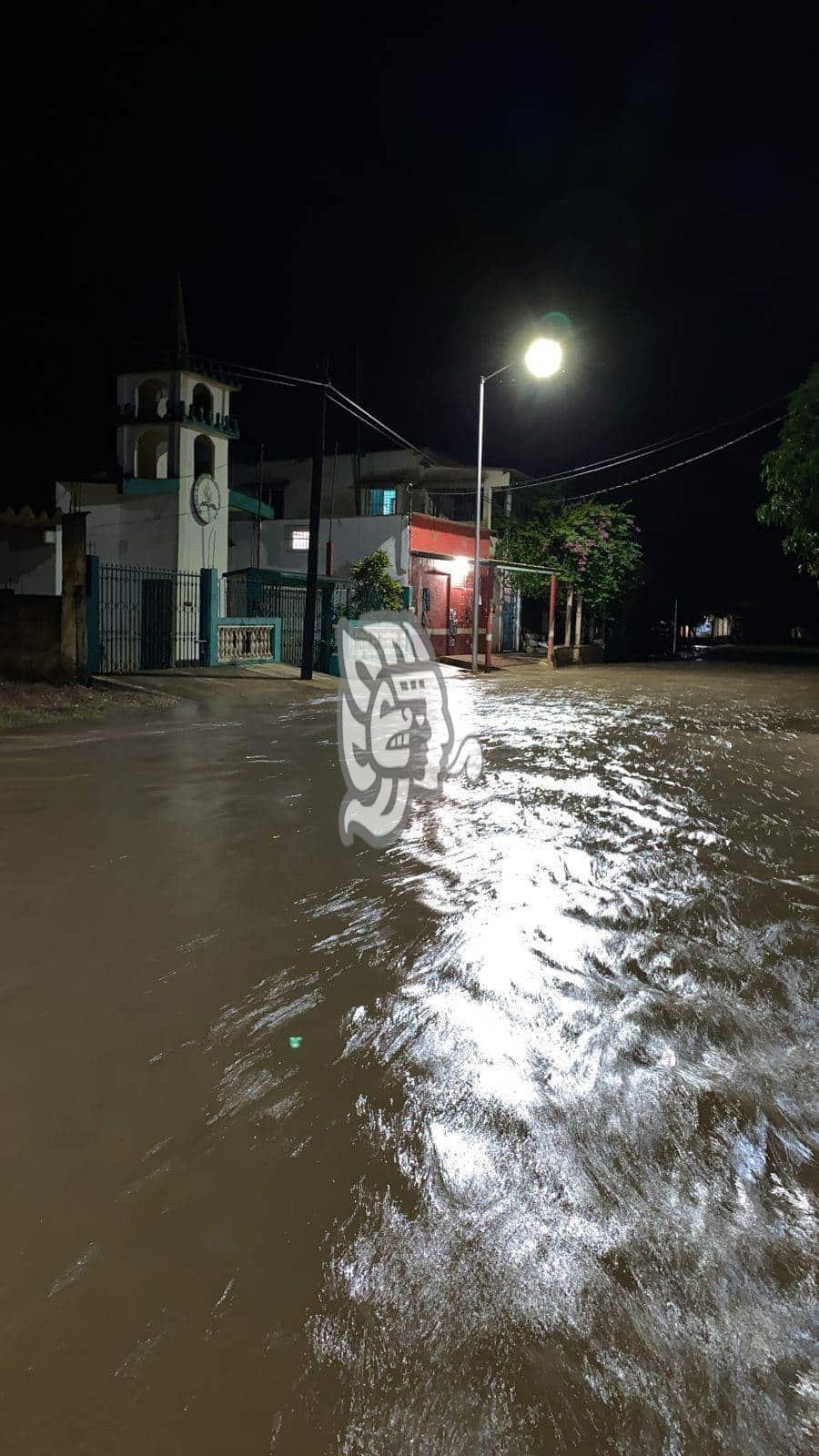 Se inunda Almagres por lluvias