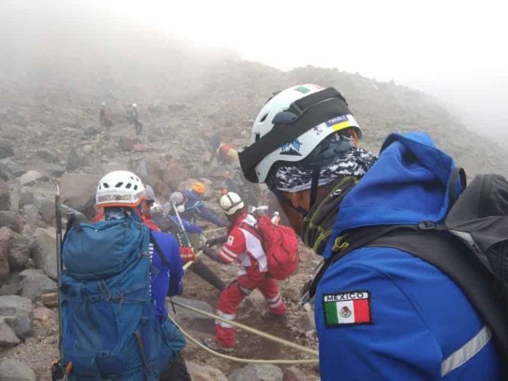 Rescatan los restos de montañista fallecido en la cara norte del Pico de Orizaba