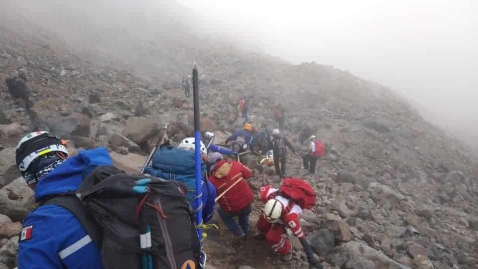 Rescatan los restos de montañista fallecido en la cara norte del Pico de Orizaba