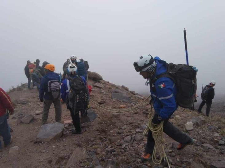 Rescatan los restos de montañista fallecido en la cara norte del Pico de Orizaba