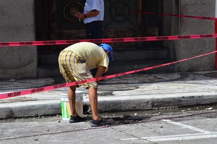 Caen pedazos de loza desde edificio del Centro Histórico de Veracruz