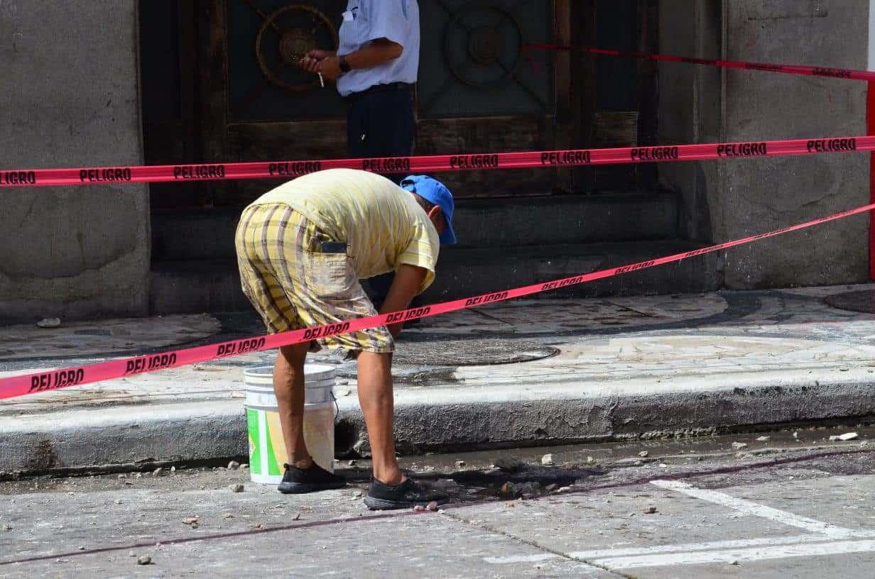 Caen pedazos de loza desde edificio del Centro Histórico de Veracruz