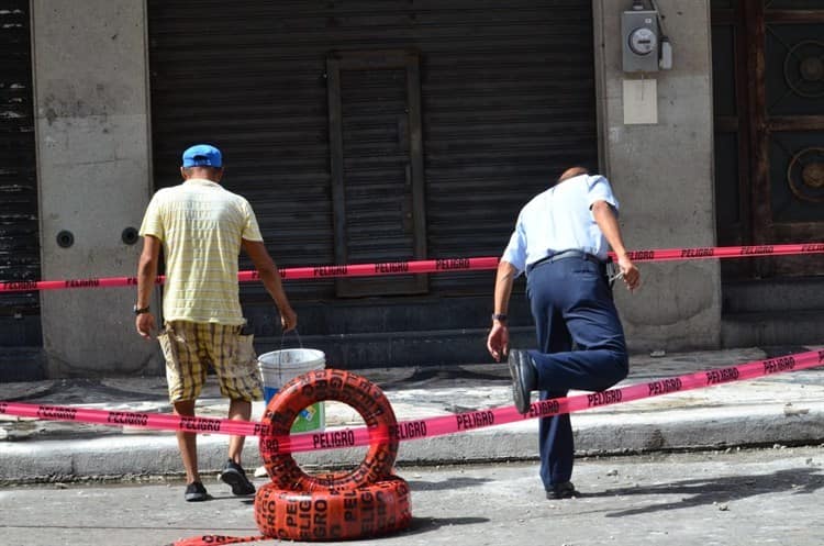 Caen pedazos de loza desde edificio del Centro Histórico de Veracruz