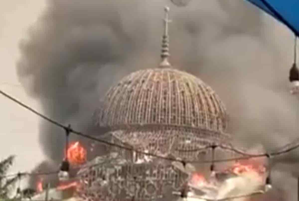 Se incendia y derrumba Gran Mezquita en Indonesia (+Vídeo)