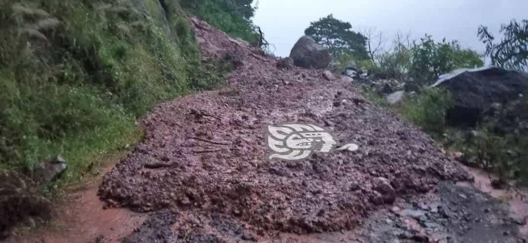 FF4 deja derrumbes en Chiconquiaco; zona serrana, incomunicada