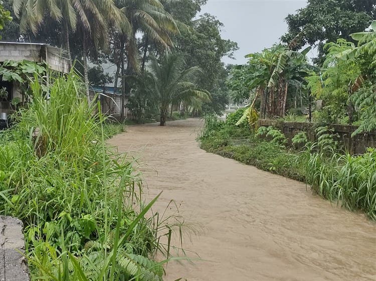 Socavón, deslizamiento y latente desbordamiento, daños de lluvias en Moloacán