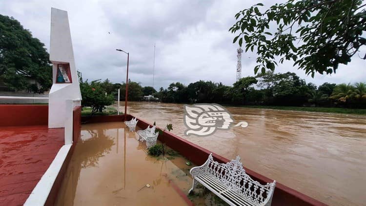 Se desborda río Agua Dulce por Frente Frío 4